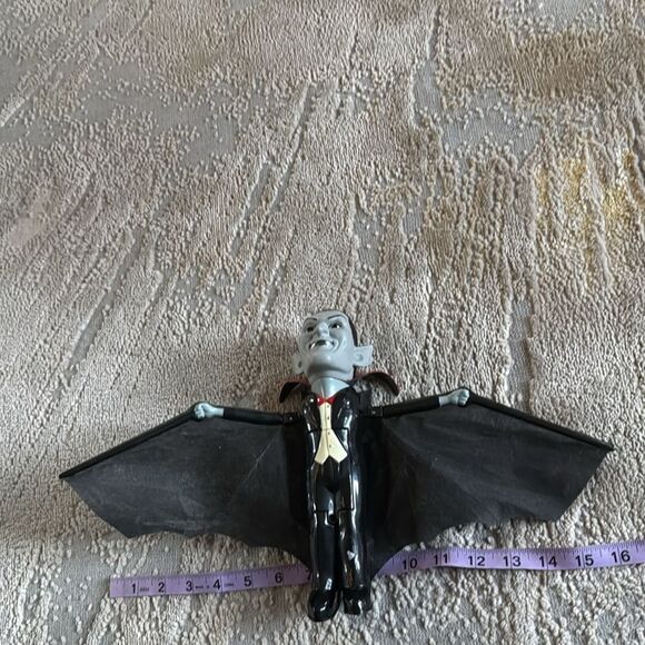 VTG RARE Halloween Magical Key Flying Vampire Decor W/ Flashing Red Eyes -Tested - Picture 5 of 5